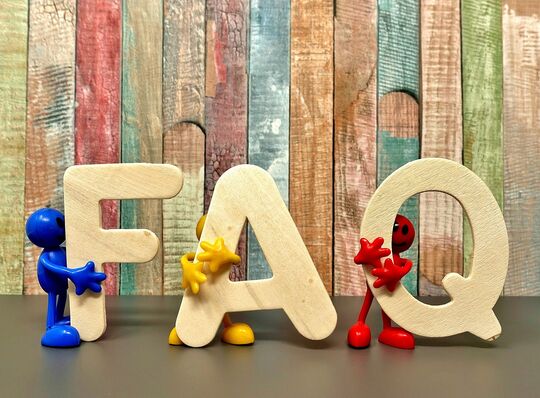 3 personnages qui tiennent les lettres de "FAQ"